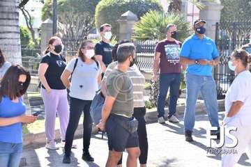 Protesta de los trabajadores del Paco Artiles y encuentro al aire libre con el alcalde en Arnao/TA.